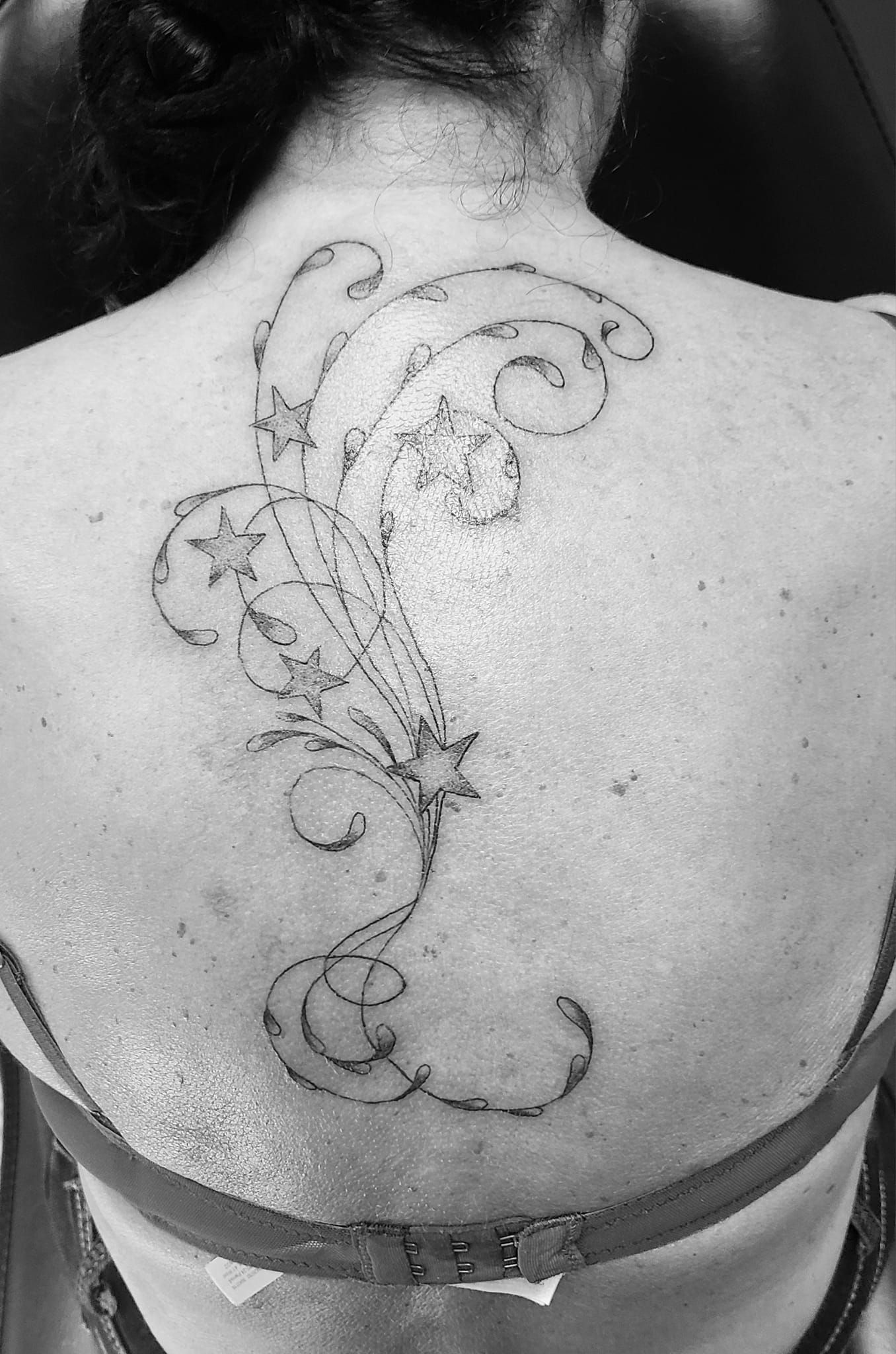 Tatouage sur le dos avec étoiles