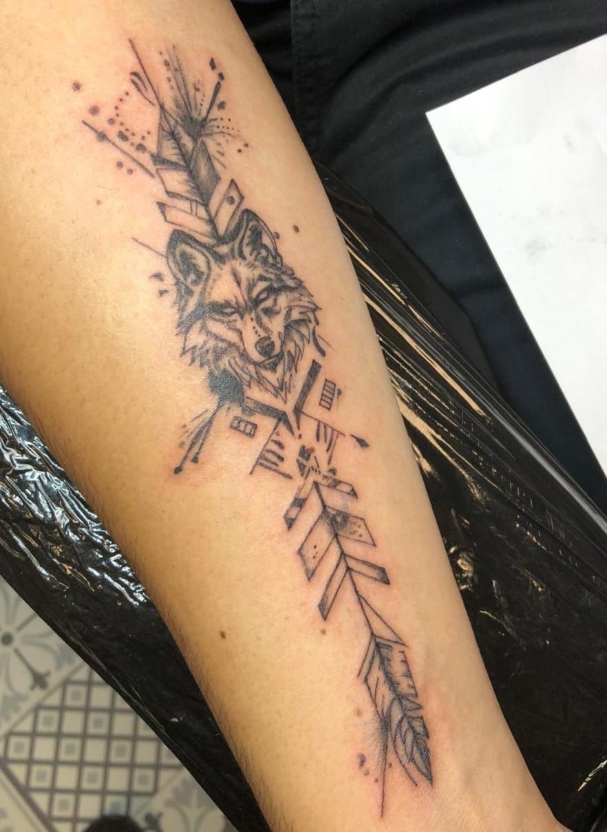 Tatouage avec tête de loup sur un avant-bras