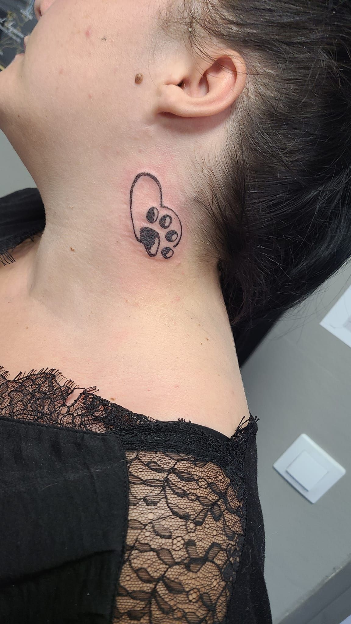 Tatouage dans le cou avec cœur et patte de chien