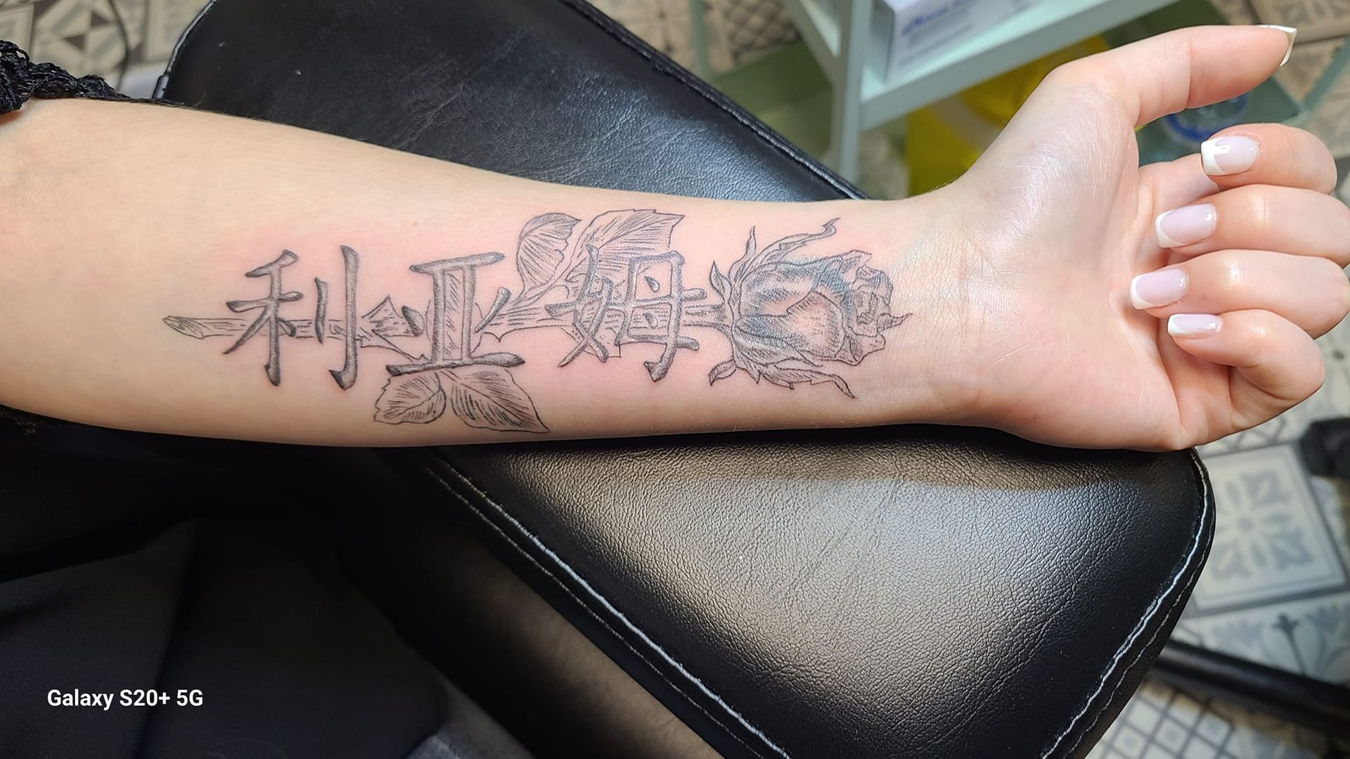 Tatouages avec une rose sur un avant-bras