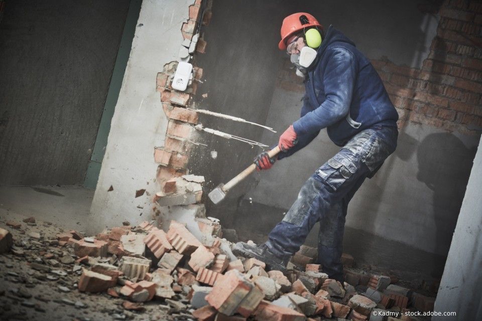 Mitarbeiter der Prell Dienstleistungen GmbH reißt Wand ein