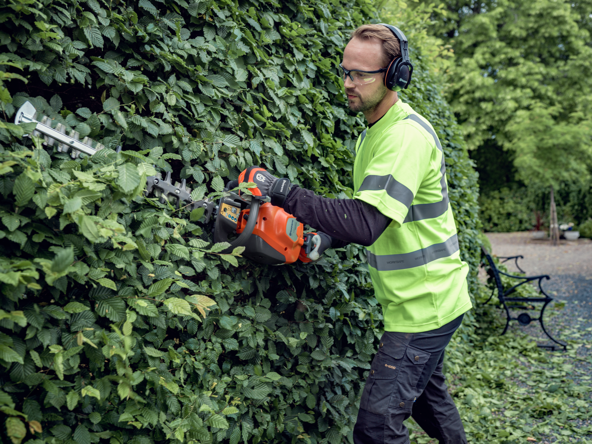 Schneider Motorgeräte - Ein Mann benutzt einen Rasenmäher, um das Gras zu schneiden
