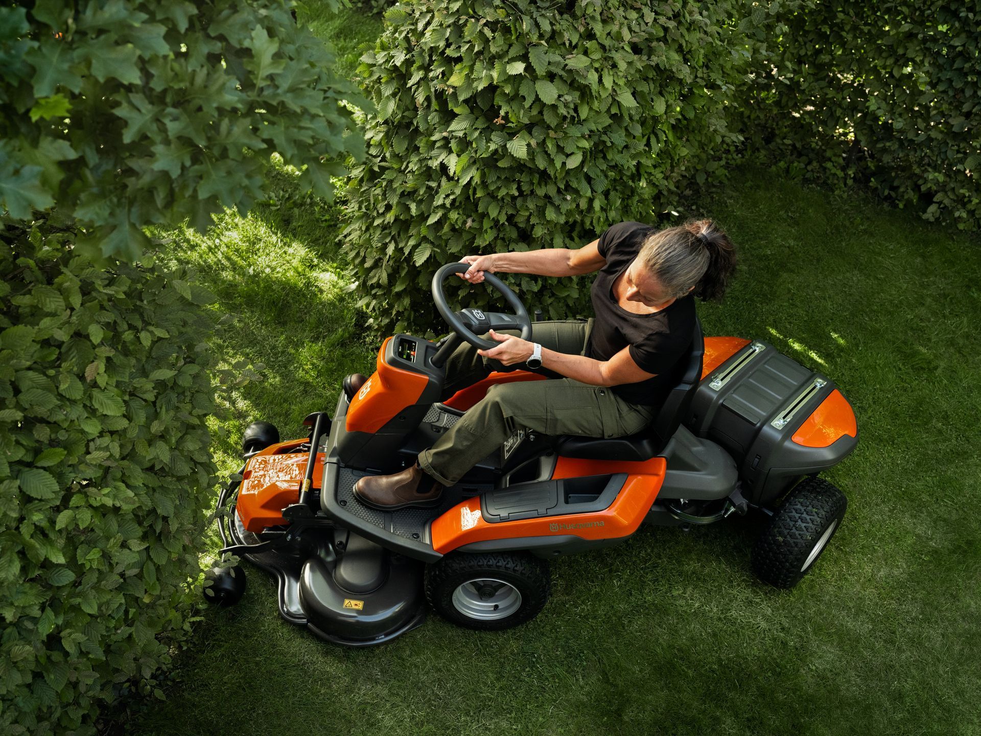 Schneider Motorgeräte - Ein Rasenmäher steht auf einer weißen Fläche.