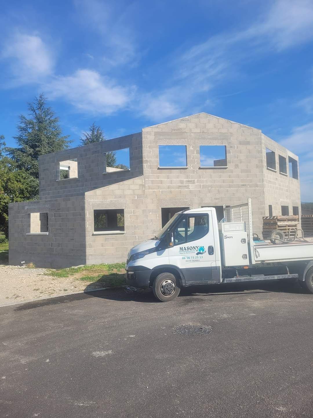 Véhicule de chantier devant ouvrage agglo en construction