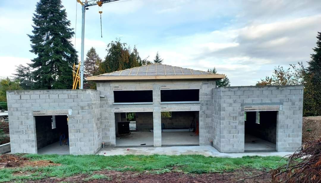 Maison à étage en parpaing, chantier en cours