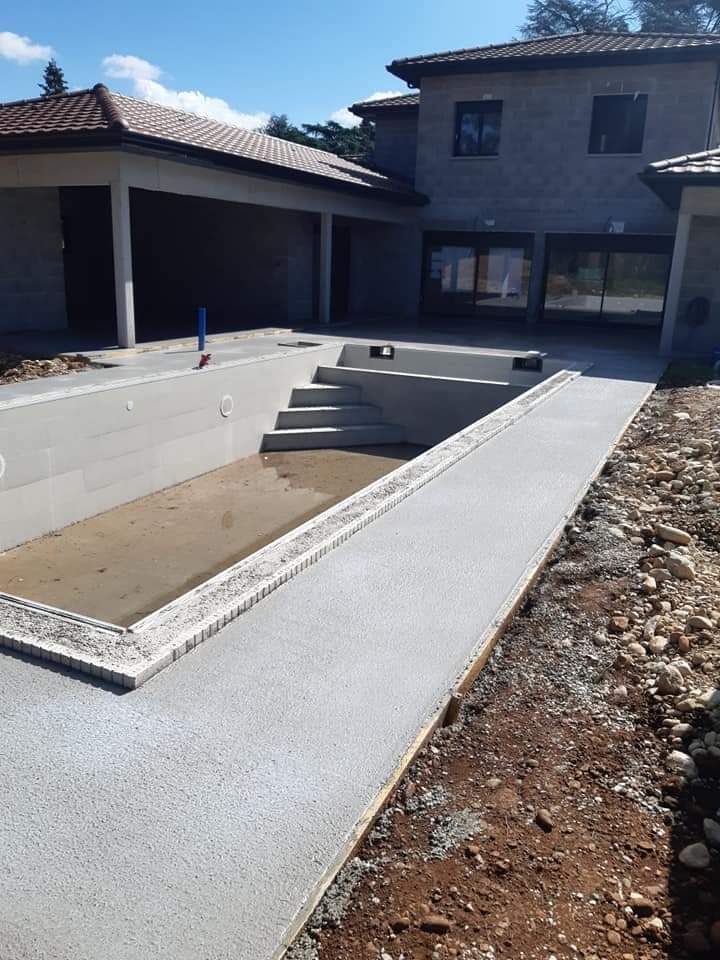 Piscine, bassin béton près d'une maison