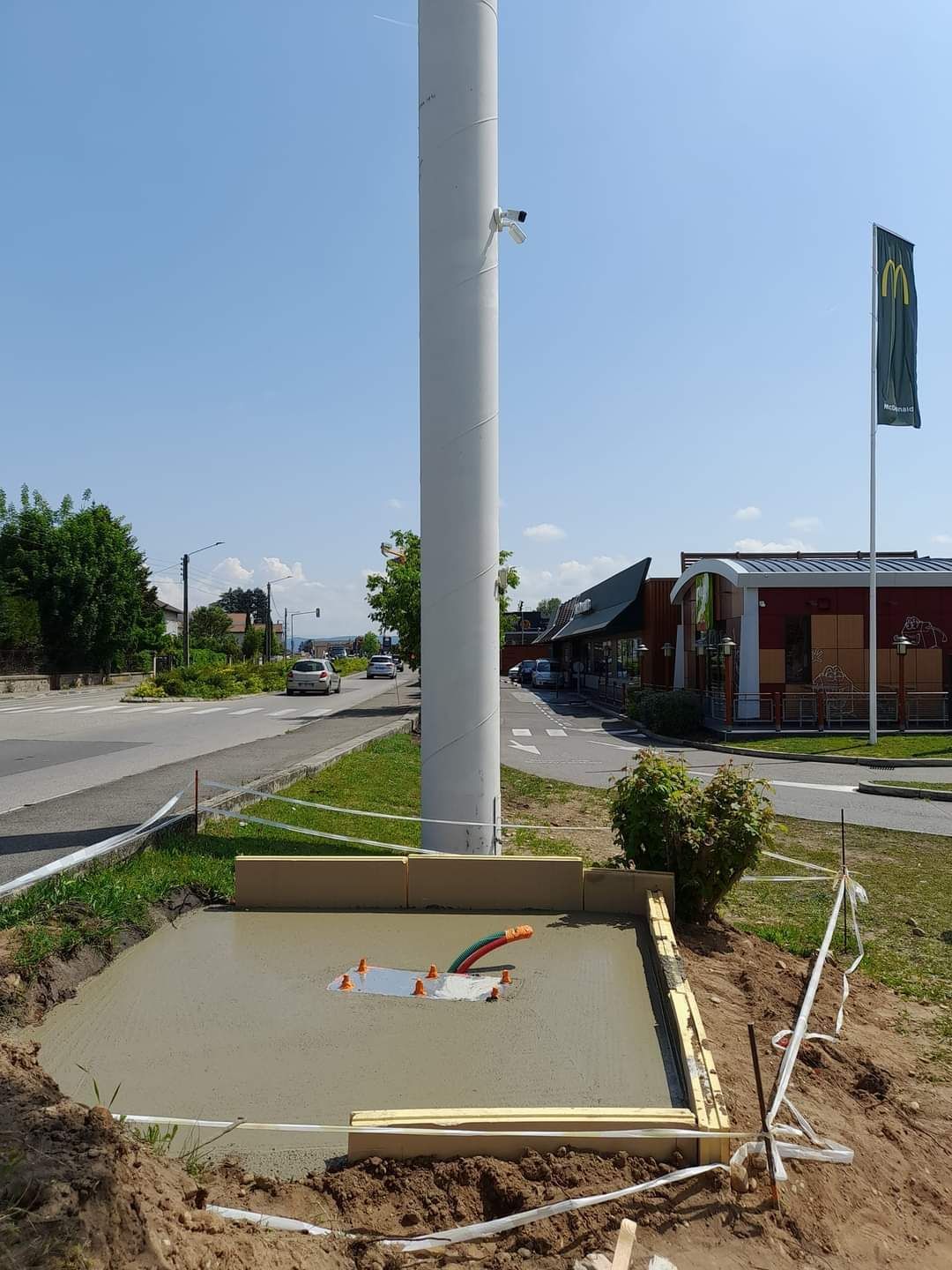 Chape béton pour fixer un panneau publicitaire