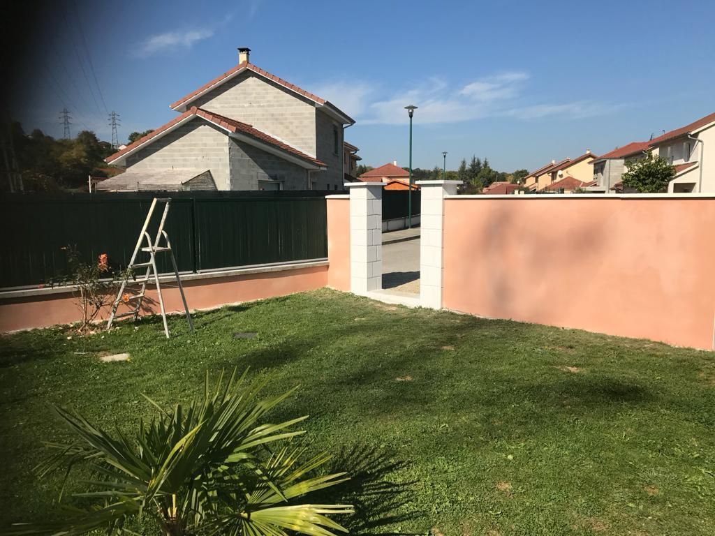 Pilier de clôture avec parpaings