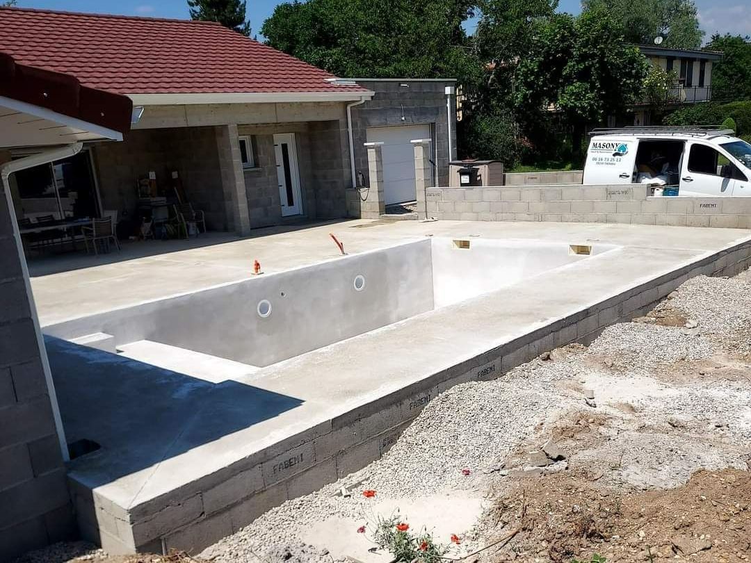 Piscine en béton en cours de construction
