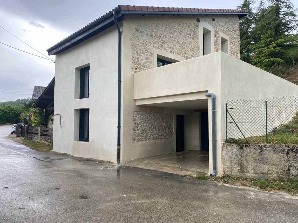 Façade de maison avec enduit lisse et finition pierre