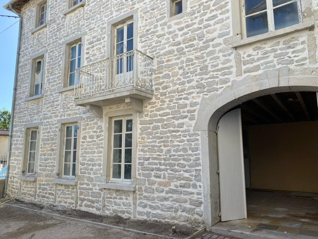 Façade en pierre, bâtiment à 2 étages