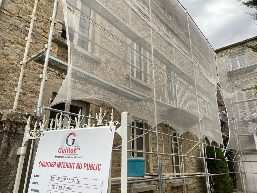 Facade de bâtiment, avec échafaudage