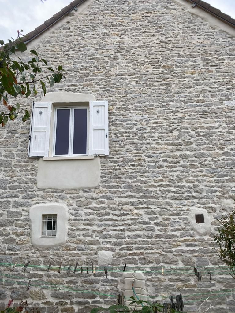 Façade de maison en pierre