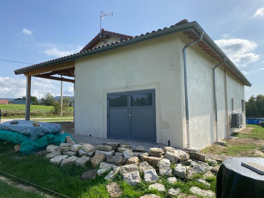 Vue latérale de la façade en pisé, côté jardin