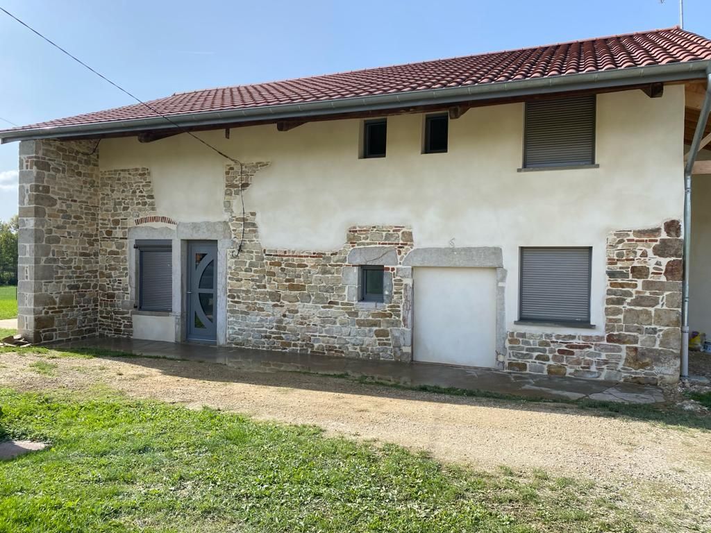 Vue avant d'une façade en pisé