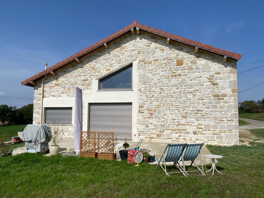 Vue avant d'une façade en pisé,