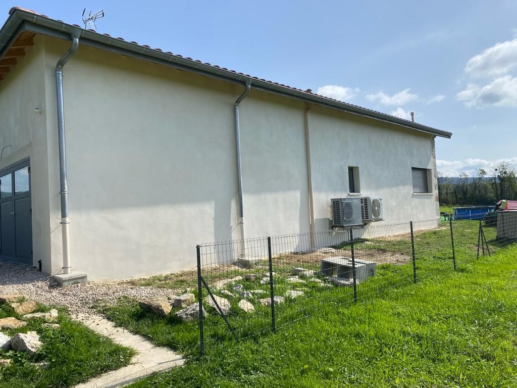 Vue arrière d'une façade en pisé