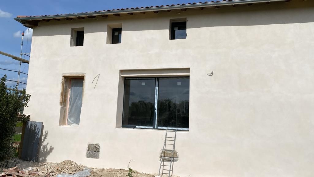 Gros plan sur des petites fenêtres à l'étage et sur des fenêtres sur mesure au rez-de-chaussée