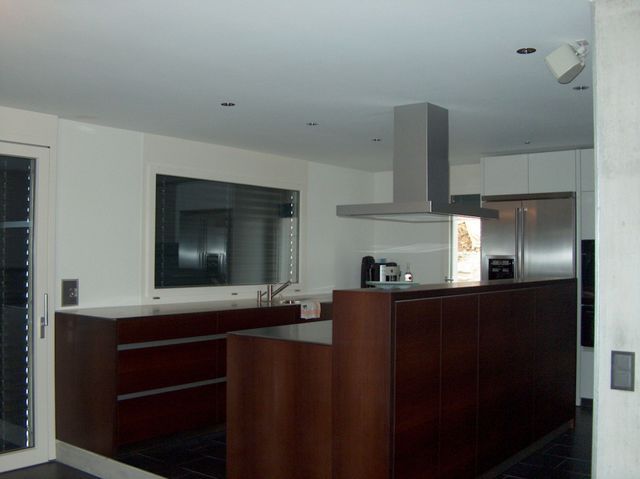 Regli Maler GmbH – moderne, weiss gestrichene Küche