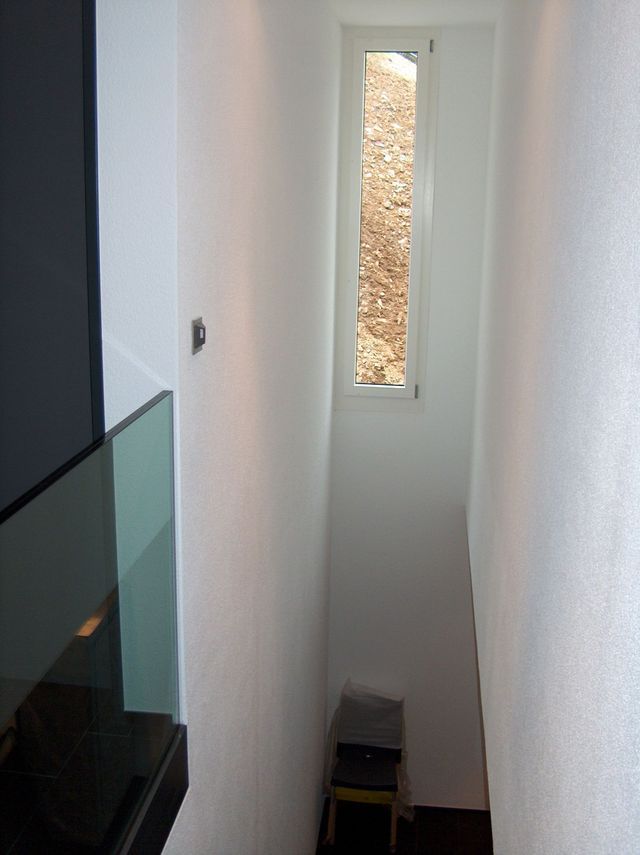 Regli Maler GmbH – weiss gestrichener Treppenaufgang