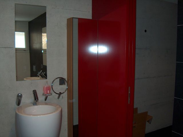 Regli Maler GmbH – Bad mit roten und dunklen Wänden