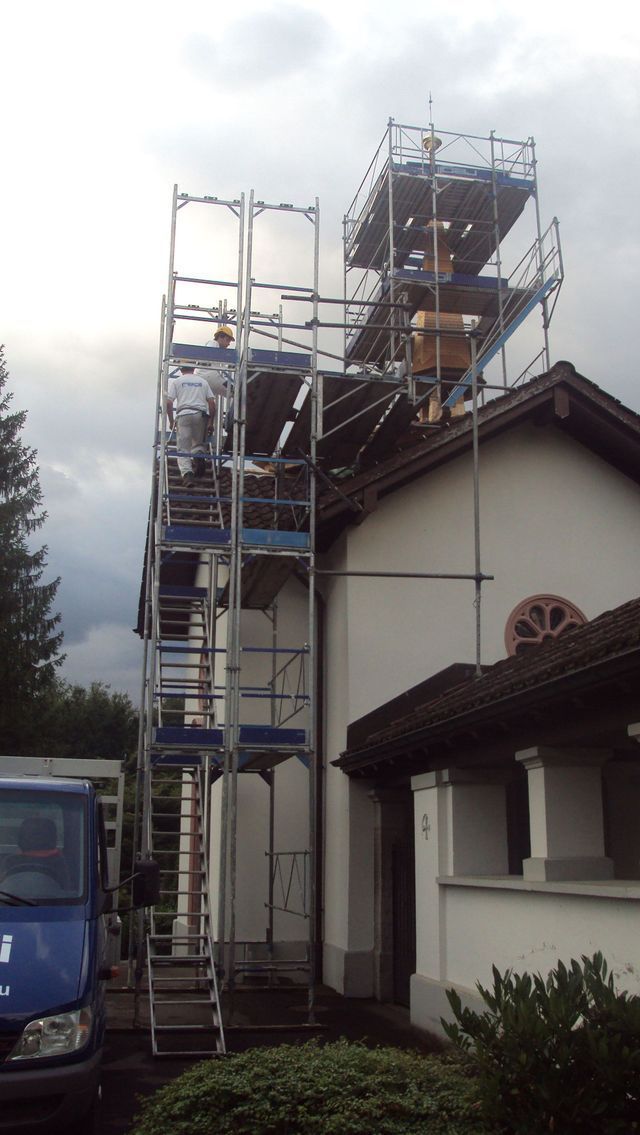 Regli Maler GmbH – Mitarbeiten betreten Gerüst