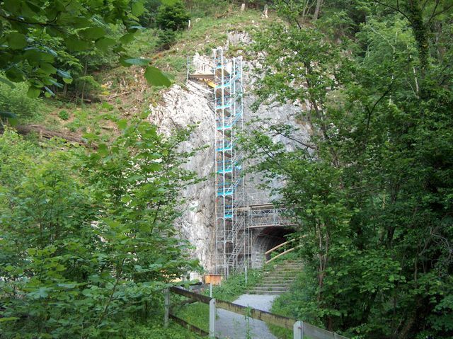 Regli Maler GmbH – hohes Treppengerüst im Tunnelbau