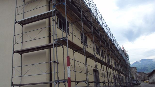 Regli Maler GmbH – Gerüst mit Gerüstnetz zur Sicherheit