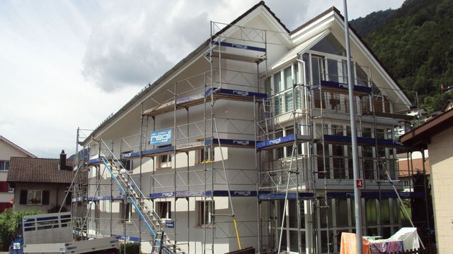 Regli Maler GmbH – sicher aufgebautes Baugerüst mit integrierter Treppe umgibt die Aussenwand eines Hauses