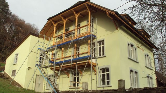 Regli Maler GmbH – detaillierte Ansicht eines Gerüsts mit Treppen, angebracht an der Aussenfassade für Malerarbeiten