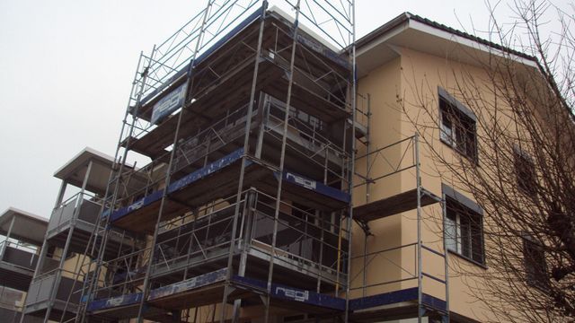 Regli Maler GmbH – modulares Gerüstsystem mit Treppen an der Aussenseite, eingesetzt für die energetische Sanierung eines Mehrfamilienhauses