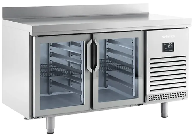 Un refrigerador de acero inoxidable con puertas y estantes de vidrio.