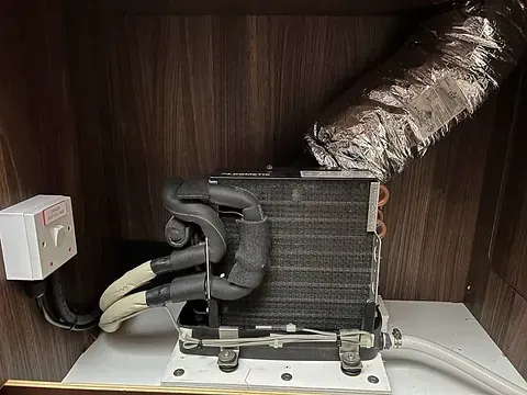Un primer plano de un refrigerador con una manguera que sale de él.