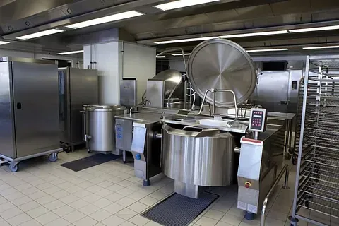 Una cocina grande con muchos electrodomésticos de acero inoxidable.