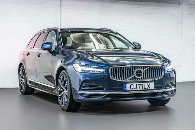 SUV Mercedes Classe GLA dourado rosa estacionado em ambiente fechado, virado para frente.