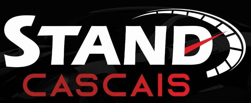 Logotipo do Stand Cascais, texto branco sobre fundo preto com texto vermelho, design de veloc&iacute;metro.