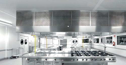 Una cocina grande con electrodomésticos de acero inoxidable y un horno de estufa.