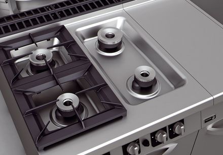 Un primer plano de un horno de cocina con tres quemadores.