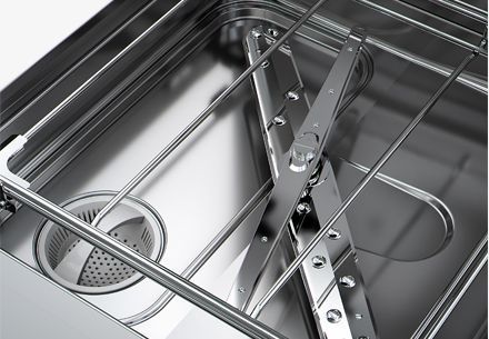 Un primer plano del interior de un lavavajillas de acero inoxidable.