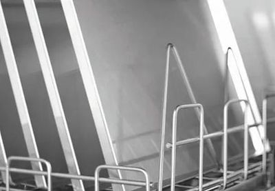 Una fotografía en blanco y negro de un estante de metal con barandilla.