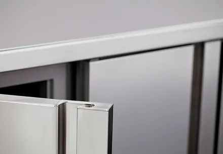 Un primer plano de un armario blanco con la puerta abierta.