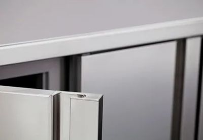 Un primer plano de un armario blanco con la puerta abierta.