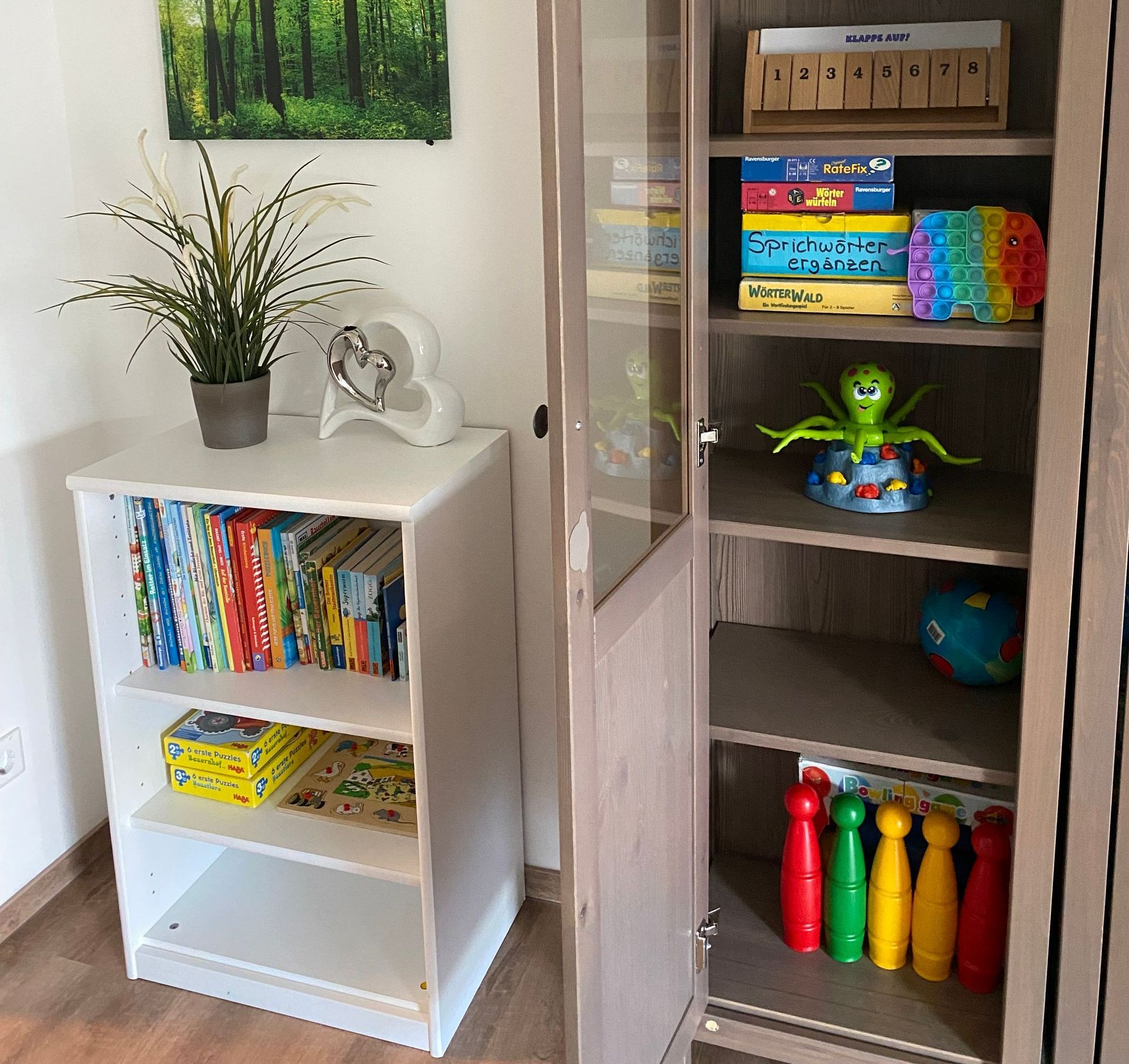 Logopädin übt mit Mädchen die Aussprache in spielerischer Umgebung