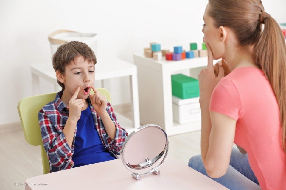 Ein erfahrener Logopäde führt eine Therapie bei Artikulationsstörungen durch.