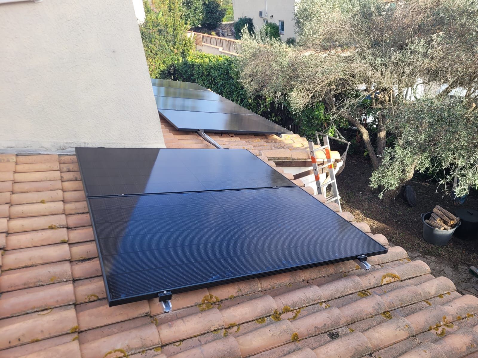 Des panneaux photovoltaïques sur un toit en tuiles