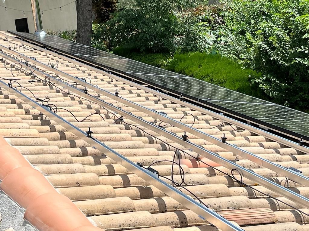 Pose de panneaux photovoltaïques sur une toiture en tuiles