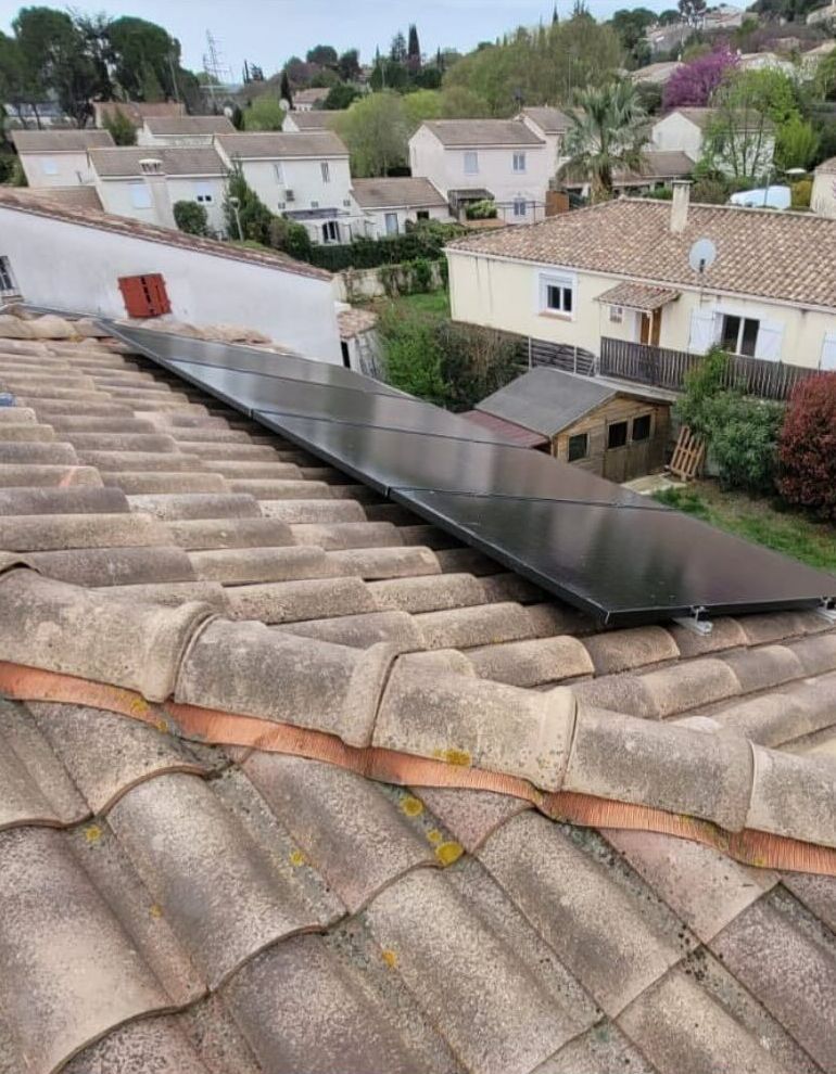 Des panneaux solaires installés sur une toiture