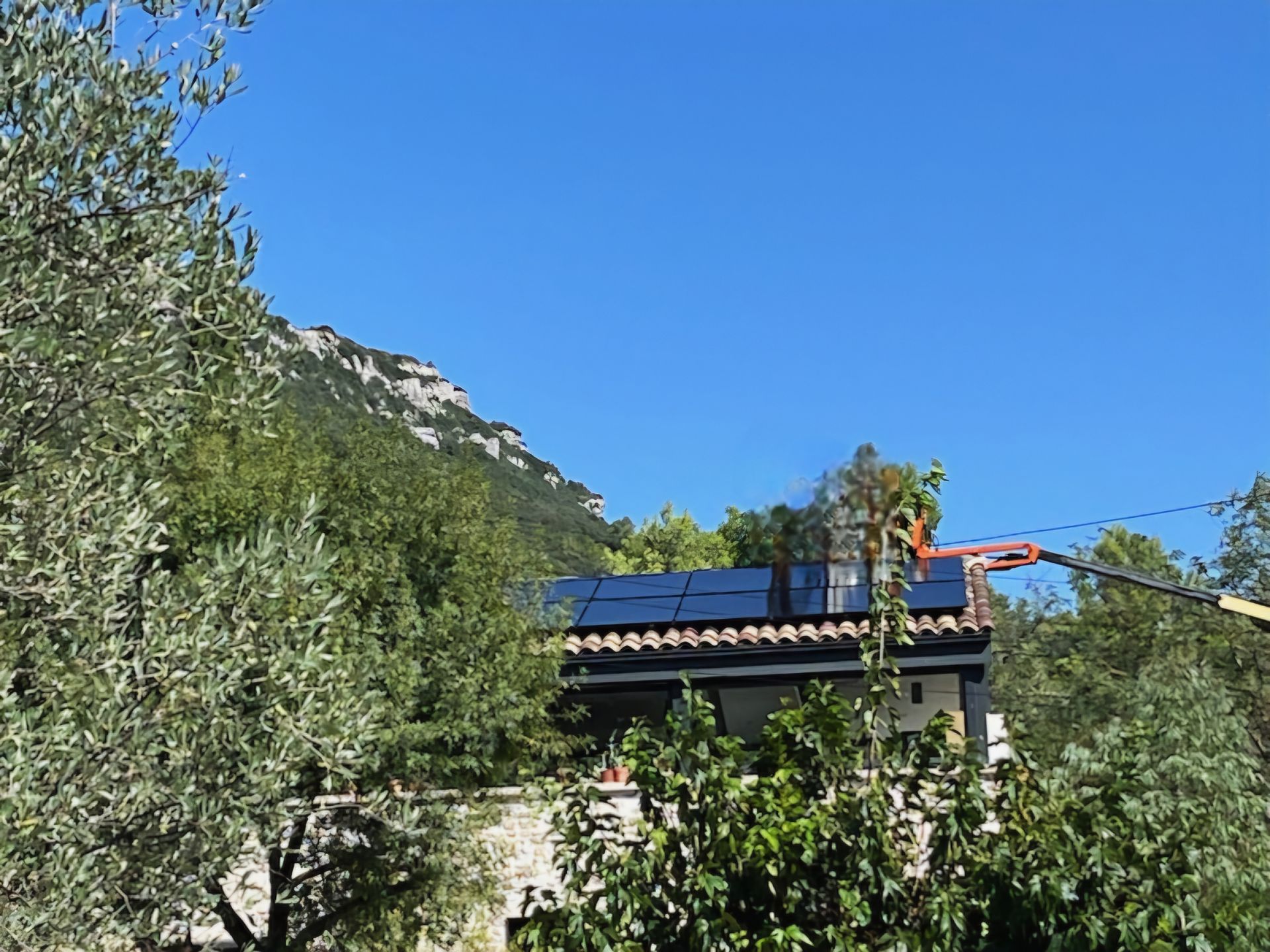 La pose de panneaux solaires photovoltaïques sur le toit d'une maison