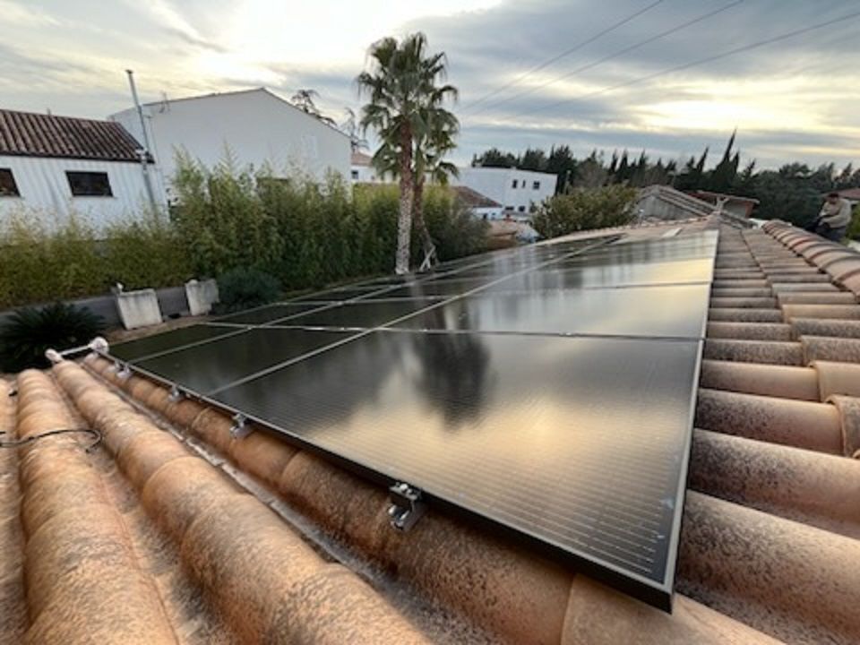 Des panneaux solaires photovoltaïques installés sur une toiture
