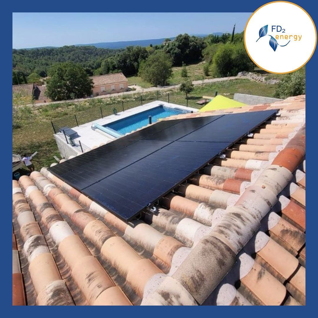 Des panneaux solaires installés sur une maison avec une piscine